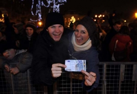 Silvestrovské oslavy v ulicích Bratislavy se nesly ve znamení eura.