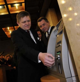 Premiér Fico krátce po půlnoci vybral první eura z bankomatu.