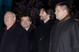 Prezident Gašparovič (první zleva) a členové slovenské vlády