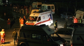 Policisté a záchranáři před vjezdem do areálu Vojenského opravárenského podniku v západoslovenských Novákách, kde 2. března při výbuchu zemřeli nejméně dva lidé. Desítky dalších utrpěly zranění.