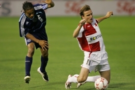 Fotbalista Slavie Vladimír Šmicer (vpravo).