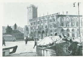 Tank před Nobileho kř&iacute;dlem Staroměstsk&eacute; radnice 5. května 1945.