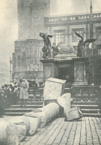 Bour&aacute;n&iacute; mari&aacute;nsk&eacute;ho sloupu 8. listopadu 1918. V&yacute;roč&iacute; B&iacute;l&eacute; Hory.