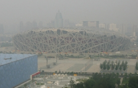 Pohled na smogem zasažený hlavní stadion olympiády.
