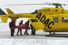 Vrtulník záchranářů zasahuje npři závodu na Zugspitze.