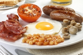 Typická anglická snídaně obsahuje zhruba 700 kalorií.