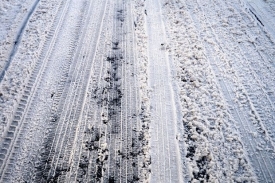 Na některé silnice od 1. listopadu jen se zimními pneumatikami.