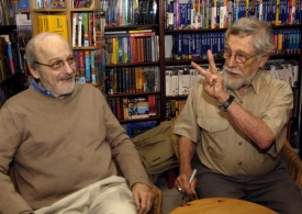 Američtí spisovatelé Edgar Lawrence Doctorow (vlevo) a Gary Snyder podepisovali 3. června své knihy v pražském knihkupectví Big Ben.