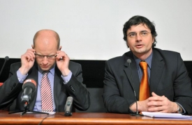 Místopředseda ČSSD a stínový ministr financí Bohuslav Sobotka (vlevo)