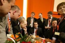 Předseda ČSSD Jiří Paroubek (uprostřed) s členy strany