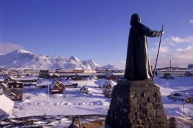 Socha Hanse Egedeho, zakladatele hlavního města Grónska Nuuk.
