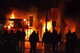 Dav v ulicích demoluje výlohy a zapaluje auta.