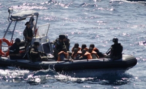 Údajní piráti zadržení francouzskými jednotkami.