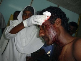 Somálec zraněný na trhu při bojích mezi vládními vojáky a rebely.