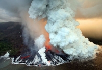 Piton de la Fournaise, jedna z nejaktivnějších sopek Země, vyvrhuje denně oheň a popel a její láva proudí do moře.