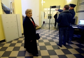 Marie Součková přichází k soudu.
