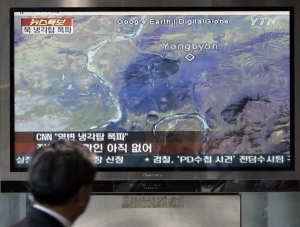 Jihokorejec sleduje vysílání o zničení chladící věže v Jongbjonu.