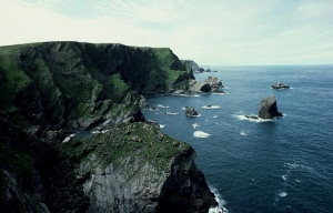 Nehostinné útesy jednoho z ostrůvků Shetland.