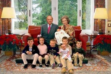 Král Juan Carlos s chotí a vnoučaty. Vánoční pozdrav z roku 2005.