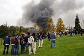 Studenti sledují kouř nad místem exploze.