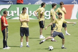 Španělští fotbalisté při tréninku před finále.