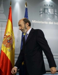 Španělský ministr vnitra Rubalcoba informuje o okolnostech výbuchu.