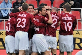 Hráči Sparty se radují z gólu v utkání 22. kola proti Jablonci.