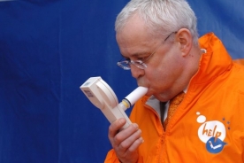 Pomoc. Komisař Špidla v kampani proti tabáku (2006).