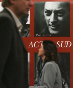 Návštěvníci knižního festivalu míjejí portrét Paula Austera.