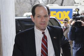 Newyorský guvernér Eliot Spitzer odchází z funkce kvůli skandálu.