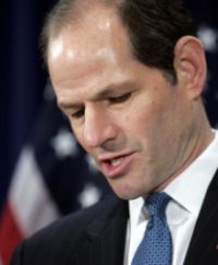 Eliot Spitzer na pozici guvernéra rezignoval kvůli skandálu.