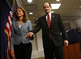 Těžká hodina. Spitzer s manželkou opouští kratičkou tiskovku.