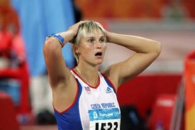 Barbora Špotáková nevěřícně kroutí hlavou po vítězném hodu.