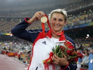 Barbora Špotáková se zlatou olympijskou medailí.