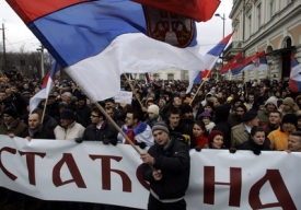 Srbové v Bělehradu protestují proti odtržení Kosova.