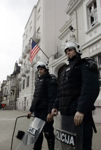 Hlídka u americké ambasády. Bude muset policie znovu zasahovat?