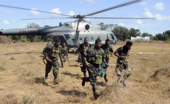 Srílanští vojáci dobývají vesnici Polampedi na severu Mannaru.