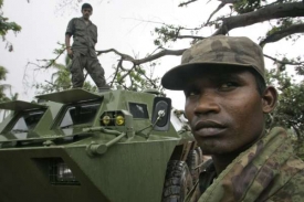 Armáda dobývá poslední opěrné body rebelů na severu Srí Lanky.