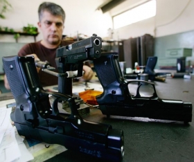 Srbská zbrojovka Crvena Zastava se vrací na trh s pistolemi CZ-99.