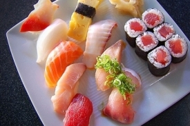 Prstové a rolované sushi.