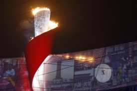 Olympijský oheň vzplanul nad Národním stadionem v Pekingu.