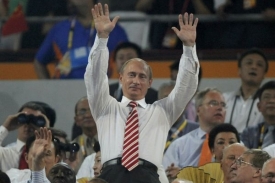 Bývalý ruský prezident Vladimír Putin zdraví ruskou výpravu.