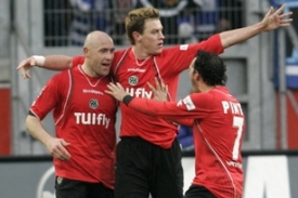 Jiří Štajner (vlevo) se raduje se spoluhráči z Hannoveru.
