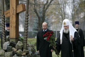 Vladimir Putin uctívá památku stalinských obětí