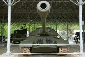 Čelní pohled na těžký tank IS-3 Stalin ze sbírek lešanského muzea.