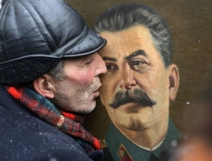Gruzínec líbá Stalinův portrét (2007), oslavy 128. výročí narození.