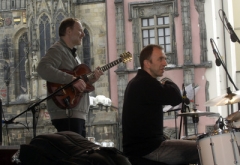 Kytarista Matúš Jakabčic (vlevo) jako host a bubeník Stanislav Cvanciger, kmenový člen slovenské skupiny AMC Trio