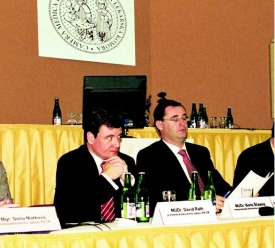 Boris Šťastný na fotce z ministrovy prezentace.