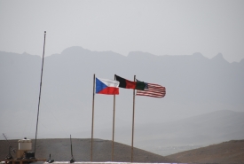Česká vlajka v Afghánistánu. ČSSD by ji nejraději viděla doma.