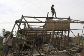 Žít se musí i po cyklonu. Barmánci opravují své zničené domy.